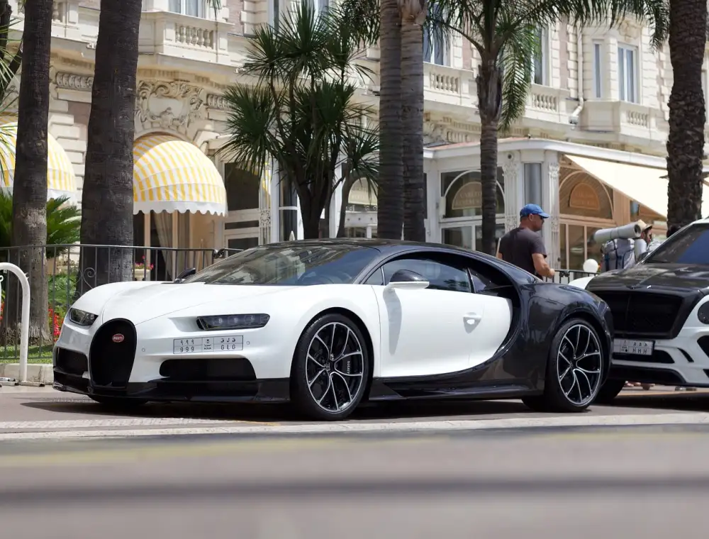 Bugatti Chiron Cena